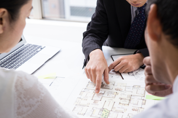 不動産の提案を受ける夫婦