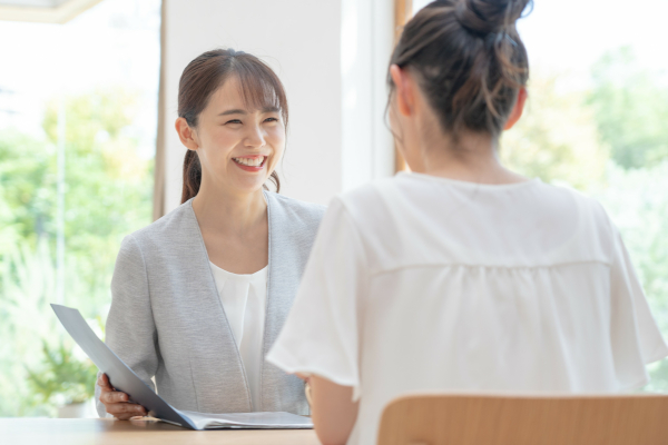 説明をするスタッフと説明を受ける女性